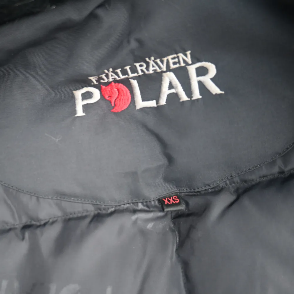 Fjällräven Polar strl. XXS (personen på bilden är 170 cm & väger 65 kg). Fint skick - sparsamt använd 11 fickor Fodrad huva. Jackor.