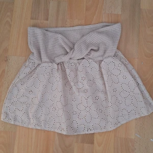 Somrig beige topp från Zara - Beige off shoulder topp från Zara, har blommigt mönster. Nyskick, storlek M. Priset går att diskutera 🩷