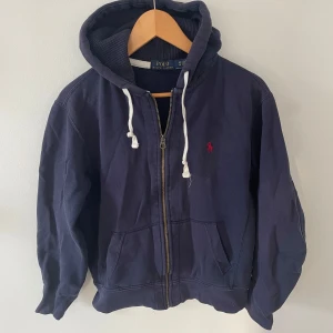 Ralph Lauren zip - DEALS‼️Mycker bra skick.  Passar storlek S. Pris: 250kr‼️Använd gärna köp nu🤝 Vid förhör hör av er🙏🏼 