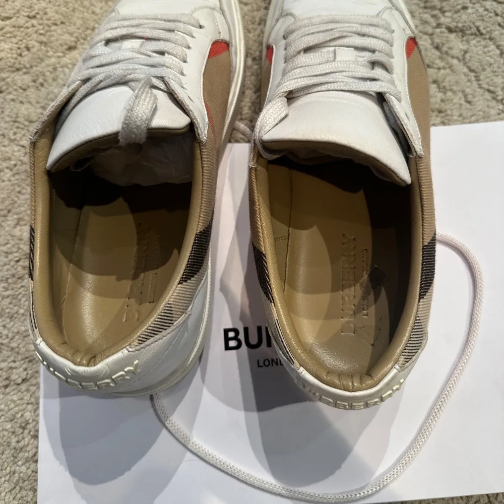 Burberry sneakers. Size 40. Fint skick! Kommer med påse. Inga byten! . Skor.