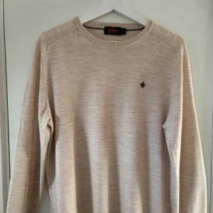 Beige stickad tröja från Morris - Säljer denna stilrena Morris tröja som endast är använd ett fåtal gånger! Den har en liten defekt på armen men inget annat! Bara att skriva om ni har frågor eller funderingar.