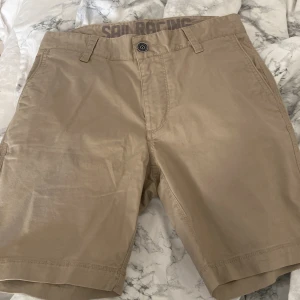 Shorts  - Hej. Säljer mina shorts för jag tycker dom it passar in på mig.  Har avnvänt dom 1 gång.  Skriv i DM frågor och funderingar. 