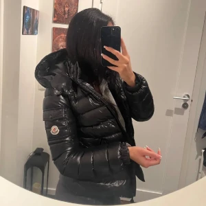 Moncler jacka - Värdens finaste och skönaste Moncler jacka Storlek 3 vilket motsvarar m. Passar jätte bra på mig som är en s och är 170cm lång.  SJÄLVKLART ÄKTA. 🤍🤍🦋 kan gå ner i pris  vid snabb affär jackan är i modellen bady ❤️