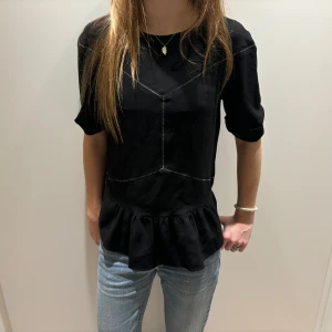 Isabel Marant blus - Så snygg och skön😍 Pyttelitet hål vid armhålan som ej syns då det är dubbelt svart tyg