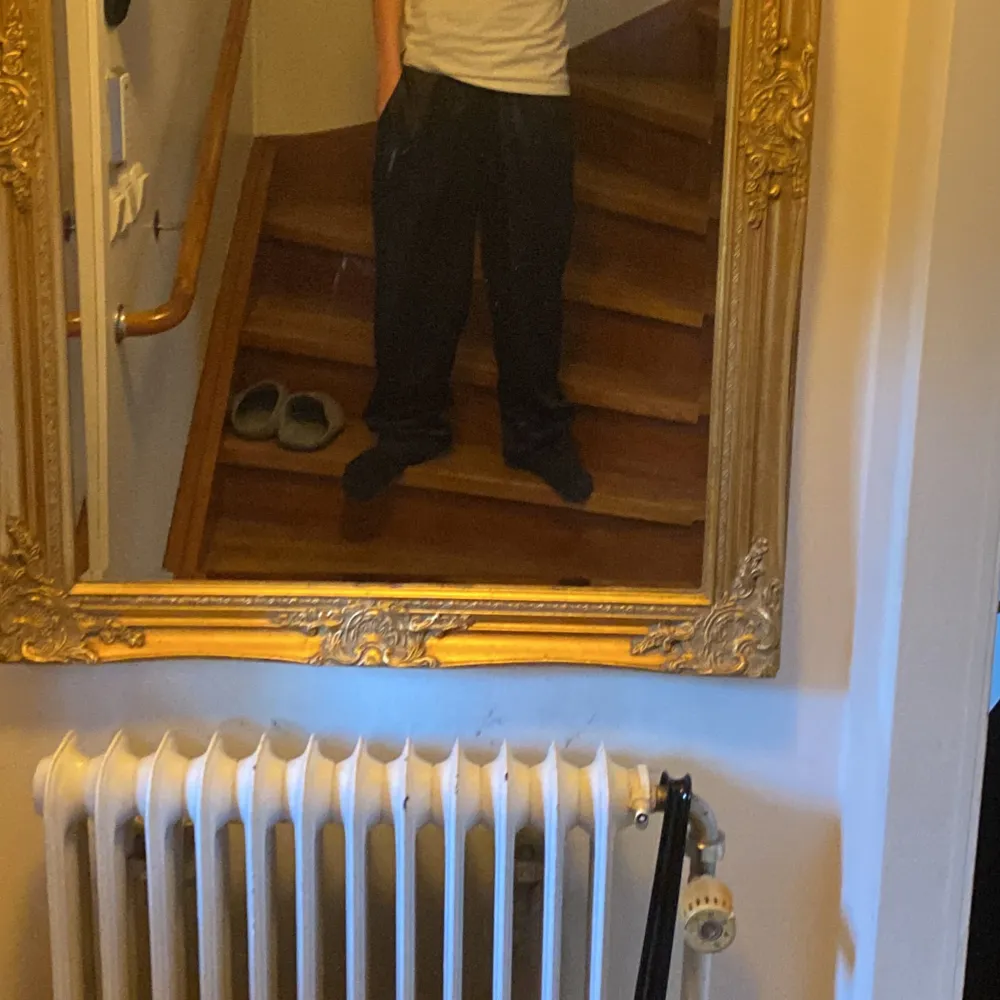 Säljer ett par svarta silikonbyxor från ASOS DESIGN i storlek xxs men skulle säga att de passar mer som xs och s eftersom att de är så breda. De är gjorda i ett mjukt och glansigt material, perfekt för en avslappnad stil. Byxorna har en elastisk midja för extra komfort. Passar bra till både vardag och mysiga hemmakvällar. Aldrig använda på grund av att de var för stora. Skriv om ni har några funderingar. . Farkut & Housut.