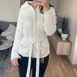 Kabelstickad kofta - Så söt kabelstickad kofta från Lindex, jättebra skick💕