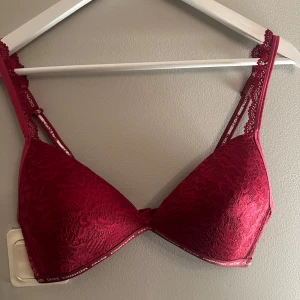 bh från calvin klein - bh från calvin klein utan bygel  använd få gånger då den var för liten då jag köpte den🫶🏻.    220kr +frakt