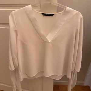 Vit blus  - En vit fin blus som man kan knyta på slutet av ärmarna eller låta hänga löst. Perfekt till vardags eller om man vill klä upp sig lite extra! Skriv för fler bilder! 💛 