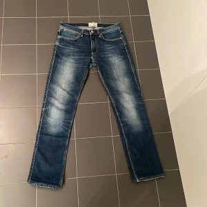 Acne studios jeans  - Säljer nu riktigt feta Acne studios jeans! Otroligt bra skick för detta precis dessutom! Storleken är 29/32! Modellen är hyfsat smala jeans ungefär! Vid frågor och funderingar kontakta gärna mig! jeansen ser lite mer tajta ut än vad de är eftersom de inte är i min storlek därför säljer dom!🙌