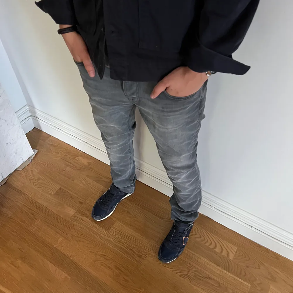 Nudie jeans i slimfit | Skick: 8/10 | Strl: W32 L34 | Modellen är 182 cm lång | Hör av dig om du undrar någonting!. Jeans & Byxor.