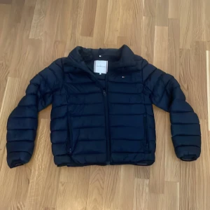 Den har bara använts 2 gånger, den är fräsch,skön och varm - Skön, fin, varm, fräsch, ny 