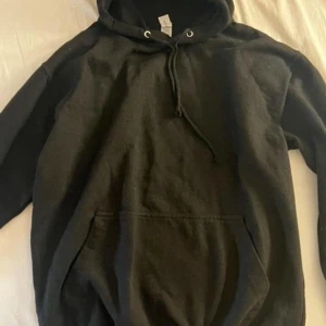 Hoodie - Svart hoodie med texten "MAKE A CHANGE" på ena ärmen. Huvan är justerbar med dragsko.säljer för 50