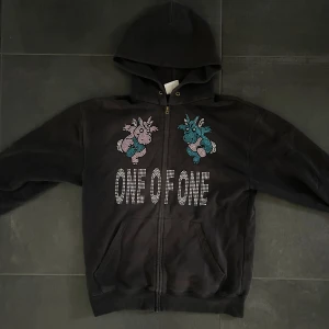 One Of One Zip-hoodie - One Of One Zip-hoodie. Tröjan är limiterad och såldes bara under en kort stund. Väldigt snygg och skön att bära
