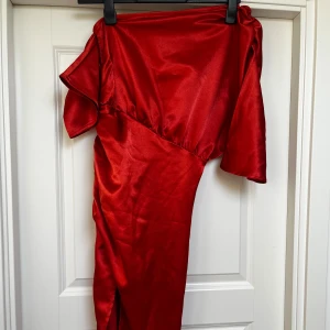 Klänning  - Använd endast 1 gång  One shoulder klänning  Kan passa en XS Slits  Klänningen är sydd men kan enkelt sprättas upp 