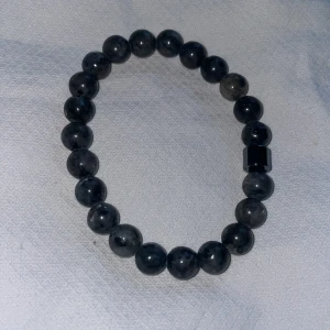 Svart pärlarmband - Snyggt svart pärlarmband med runda, glansiga pärlor. Perfekt för att ge en stilren touch till vilken outfit som helst. Armbandet har en elastisk tråd för enkel passform. Passar både till vardags och fest!