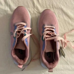 Skor  - Nike Sneakers i rosa färg.  Snygga och bekväma skor. 150 kr helt nya