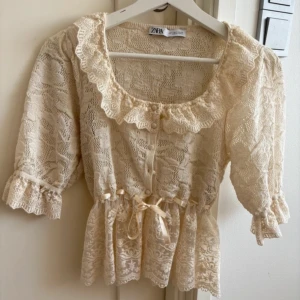 Topp zara - Säljer denna fina topp/ blus, storlek s i mycket bra skick från zara! Använd väldigt få gånger! ❤️
