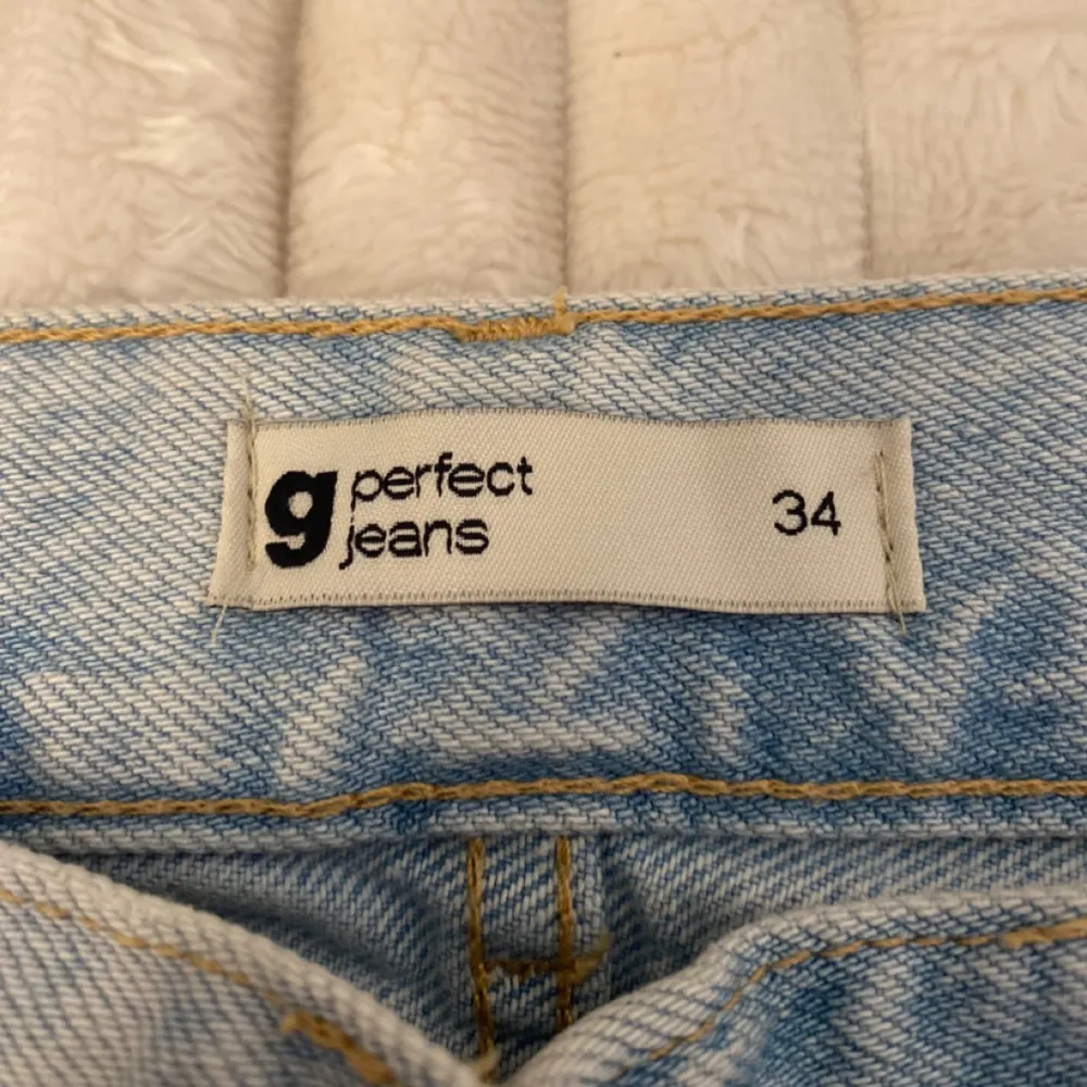 Högmidjade straight jeans från Gina, aldrig använt, försökte få dem sitta bra på mig så testade klippa lite nere vid benen, ser ej fel ut men inte min stil!. Jeans & Byxor.