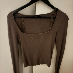 Tröja - Använd fåtal gånger. Fint skick och säljer pga att den är för stor. 