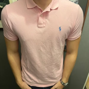 Ralph lauren piqué - Storlek: M passar L Passform: slimfit Fräsch, inga fläckar.  Ny pris: 1400 Mitt pris: 700 kr