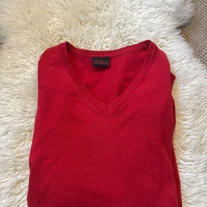 Röd v-ringad tröja - Säljer en röd Oscar Jacobsson sweatshirt. Storlek L                                                                               Mycket bra skick 