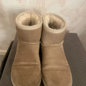 Uggs - Uggs från skopunkten, jätte sköna och använda två vintrar. Supergott skick för att ha använt de så mycket!