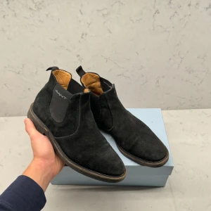 chelsea boots gant  - Säljer dessa stilrena chelsea boots från gant i väldigt bra kvalitet endast använda fåtal gånger!, storlek 41 men passar 42! Skriv dm för fler frågor eller funderingar 