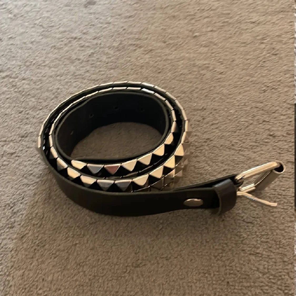 Asfett nitbälte (Silver Pyramid Leather Belt) - 91