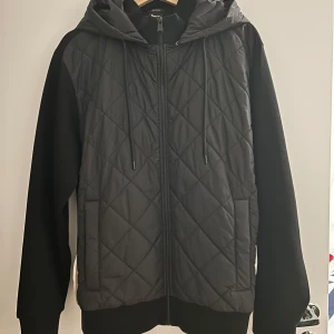 Cardigan Jacka Boss - Storlek M, funkar till höst, vinter och tidig vår. Den har använts ett fåtal gånger och är i princip ny skick, 9/10.