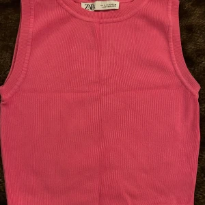 Rosa tjockare topp - Detta är en rosa topp från Zara i ett lite tjockare och ribbat material. Funkar perfekt även till hösten med något fint tjockare över, och även på fest om man så vill det! Bra skick, endast använd några fåtal gånger.
