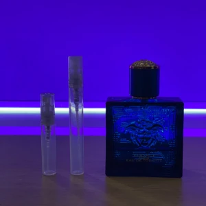 Blå parfymflaska med guldlock - 1.5/3ml sample av Versace Eros.                               Priser: 23/46