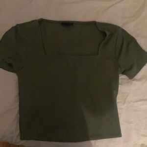 Mörk grön tröja - Bra skik,använd 1-3 gånger