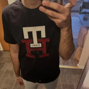 Tommy Hilfiger t-shirt - Detta är en mörkblå Tommy Hilfiger t-shirt i stolek XL, men passar dessutom personer som bär stolek L. Skicket är 10/10! Säljs för 110 kr!