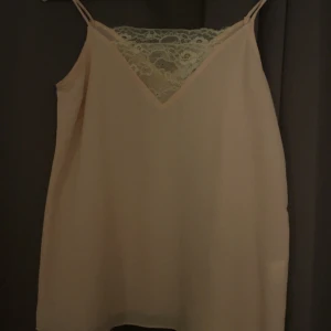 Linne - ett ljusrosa linne som är köpt i paris, storlek 38 men passar även dig som är 36 :)