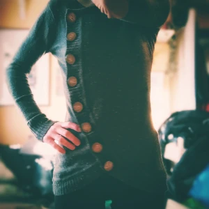 Annorlunda grön stickad tröja - Lite annorlunda men cool stickad tröja med detaljer på atmbågarna. Både mysig och snygg det kan man komma undan med mycket med 