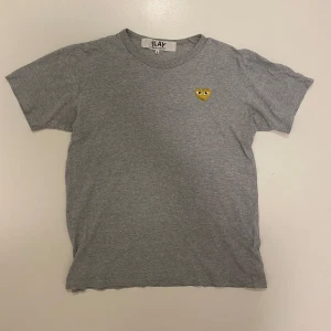 Cdg t-shirt - Rikgit fet Comme Des Garcons t-shirt i väldigt bra skicka utan fläckar hål eller tecken på användning, nypris ca 900kr, Skriv vid minsta fråga eller fundering🔥👍