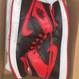 Helt nya röda Air Jordans 1’s - Helt nya svart röda  Air Jordans 1’s I storlek 43. Skor, Box och papper kommer med på köpet. Bara användna 2 gånger