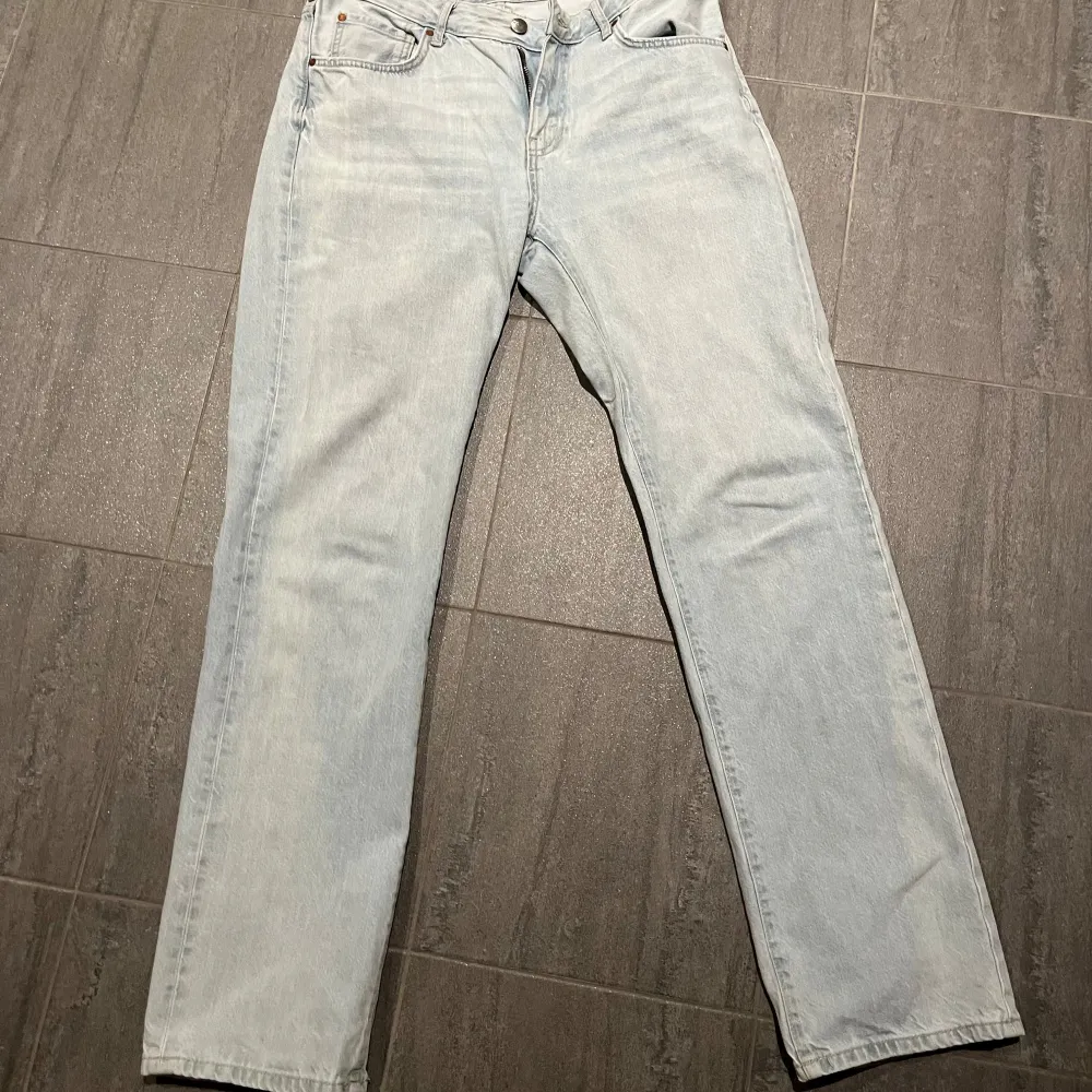 Säljer dom här jeansen från bik bok då dom är förstora för mig. Storlek W30 L32. . Jeans & Byxor.