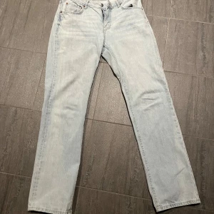 Blåa Jeans  - Säljer dom här jeansen från bik bok då dom är förstora för mig. Storlek W30 L32. 