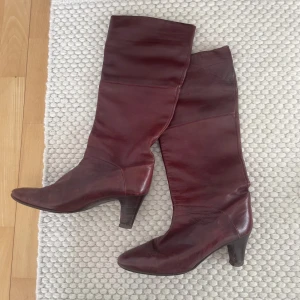 röda stövlar  - fina vintagestövlar med klack! går lite under knäna på mig som är 172! använda men i fint skick (se bild 3) 🫶🏻