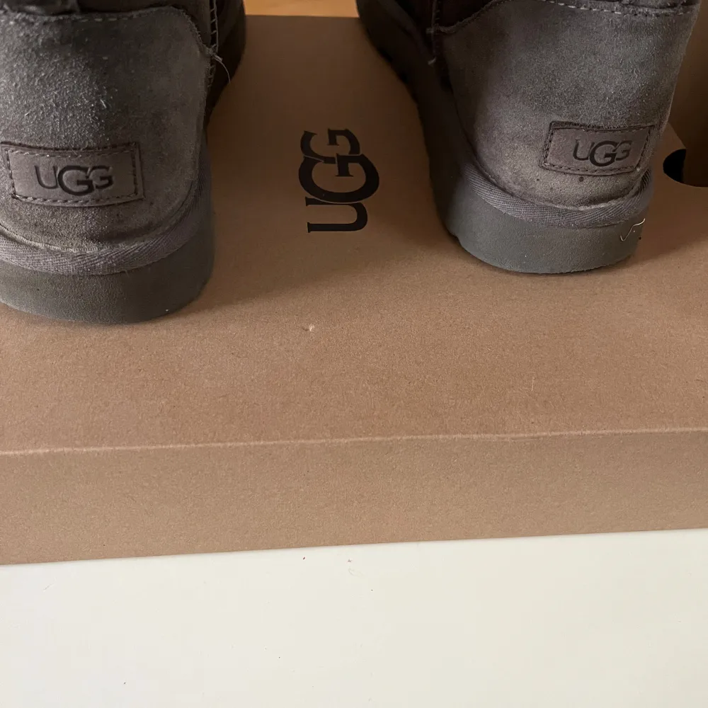 Hej säljer nu mina UGGS som jag använt under 1 vinter. Dom är välvårdade och impregnerade mot vatten. Dom är i använt skick men väldigt fina för att vara använda. Allt original finns med. Nypris 2350.  Skriv direkt vid frågor!  MVH. Skor.