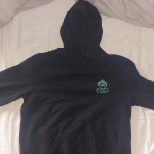 Drak Hoodie - En fet hoodie med Östen-drake på ryggen Storlek M Väl skick, begagnad men helt utan skador alls perfekt skick dock inget snöre hängandes. Kan mötas upp i Växjö för fri frakt!