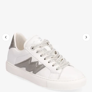 Zadig skor - Väl använda skor från Zadig, dom är i bra skick men passar tyvärr inte mig längre. Skriv för mer privata bilder, om du vill ha lådan så följer den med också❤️