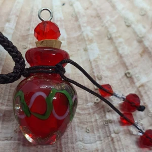 Unik målad & pyntad flaska i porslin/glas - Målad & pyntad flaska (ca 4cm) i porslin/glas, ställbart band 48-65cm. Ha den som halsband, backspegelshänge, eller prydnad, fyll med parfym. Titta igenom mina upplagda & köp fler saker i bundle för att spara på frakt & få allt du köpt i samma paket