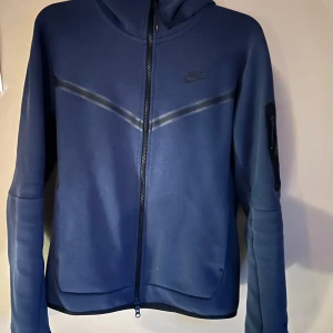 Nike tech fleece  - En liten reva finns på armen (finns bild) men den är lagad, annars jättefint skick. Pris kan diskuteras 