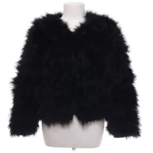 Dennis maglic pälsjacka  - Dennis maglic pälsjacka svart. Köpt på plick men i bra skick. (Lånade bilder)