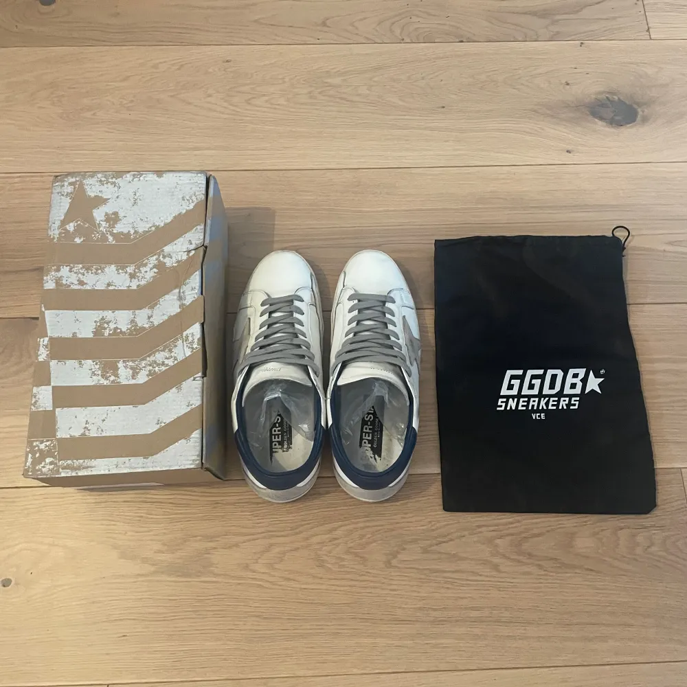 Tja säljer att par golden goose i storlek 44 och i bra skick men använda. Förutom skor medföljer box( som har en liten defekt) dustbag och sko block. Om du har någon fråga eller fundering är det bara att höra av sig! Mvh Levi. Skor.