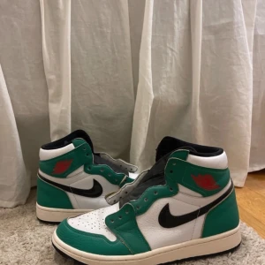 Air Jordan 1 Retro High - Säljer Air Jordan 1 Retro High i storlek 40, köpta 2021 från Take Off Cph (ifall jag minns rätt). De är använda men i bra skick. Grönt skosnöre ingår. Skickas utan originalbox. Pris kan diskuteras vid snabb affär!