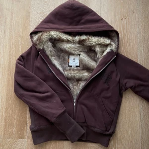 Abercrombie päls zip up - populär zip up hoodie från Abercrombie & fitch. storlek L, vill också passa en M 