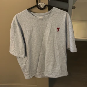 Ami Paris tröja - Ami Paris Sky Blue Tee - Original Pris: 1199 Använd fåtal gånger, inga märken.  oversize fit